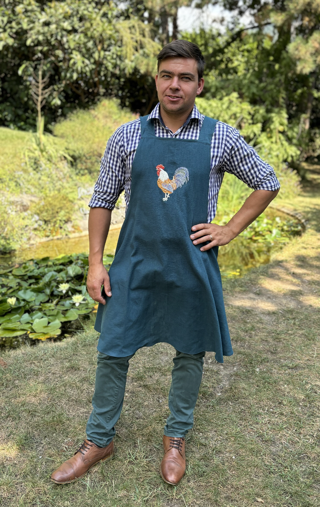 Tablier japonais en lin bleu pétrole, motif coq.