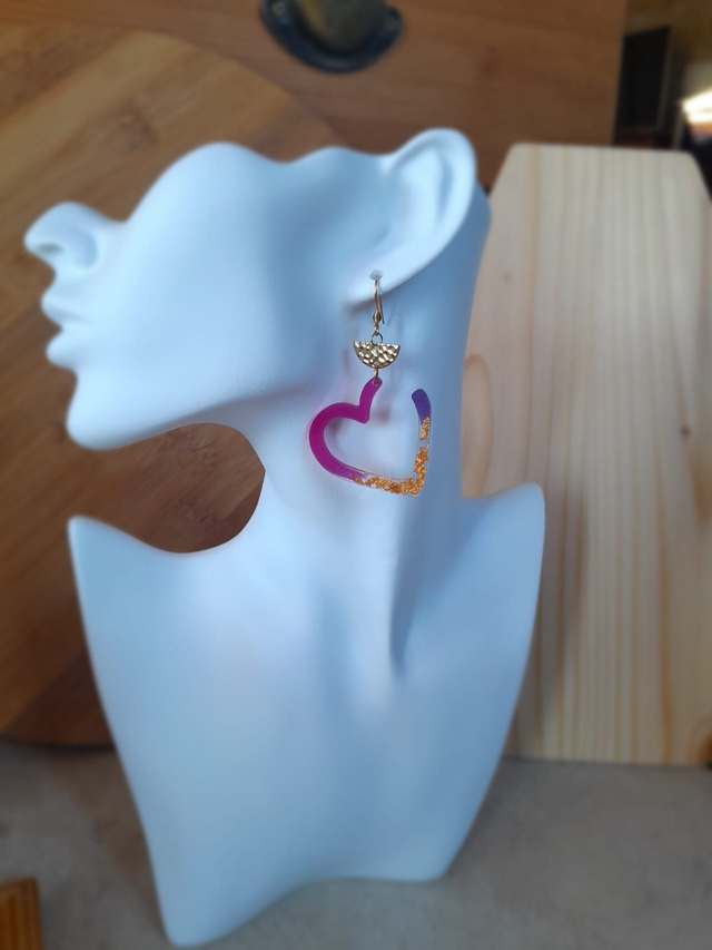 ✨ ALBA ✨ Boucles d'oreilles "cœur" en résine colorée avec feuilles dorées - Rose violet doré