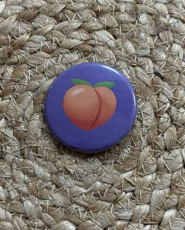 Badge &quot;pour les meufs&quot; emoji pêche