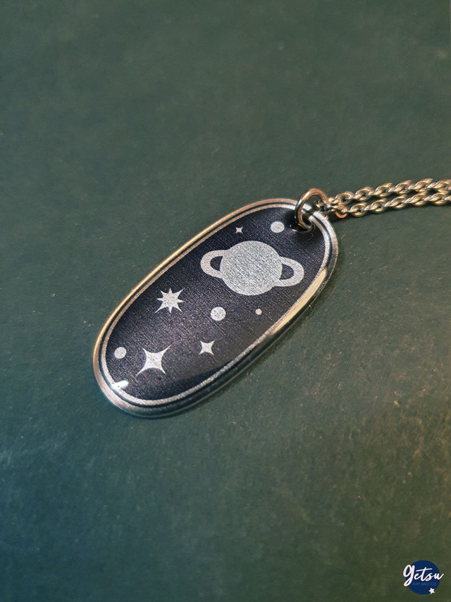 Collier planète et étoiles