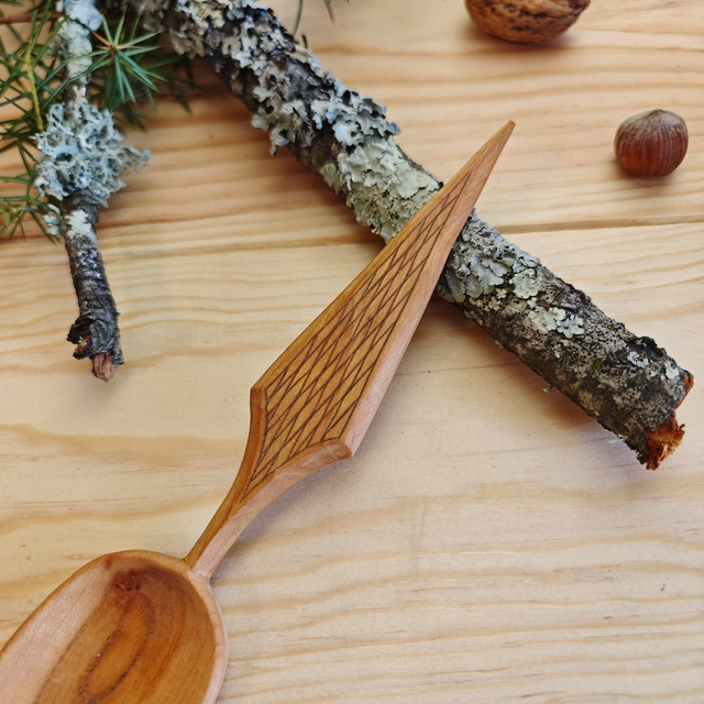 Cuillère en merisier avec Kolrosing-C037