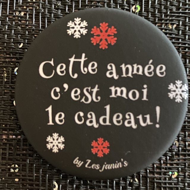 Badge Noël 45mm « cette année c’est moi le cadeau »noir