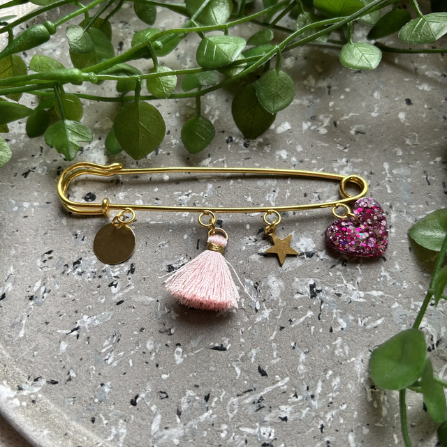 Grande broche avec breloques 