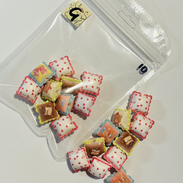 G- mix of 10 cute pillow style beads