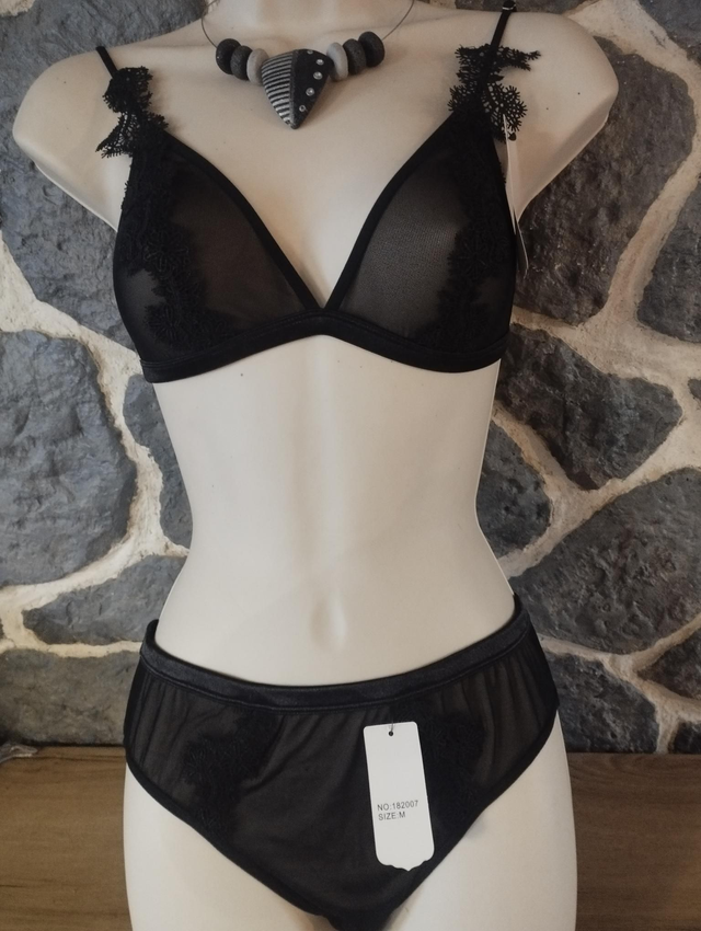 Ensemble triangle sans armatures ni rembourrage noir avec fleurs