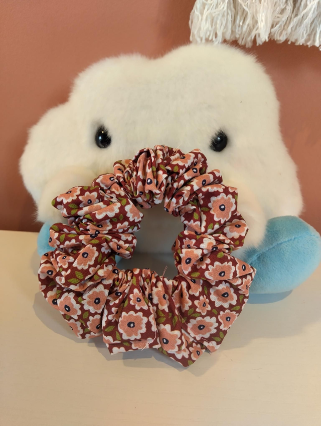 Handmade scrunchie - Pink and brown retro flowers