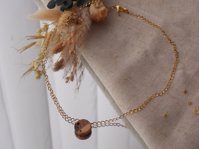 Collier bois de noyer et épicéa | fait main en Isère