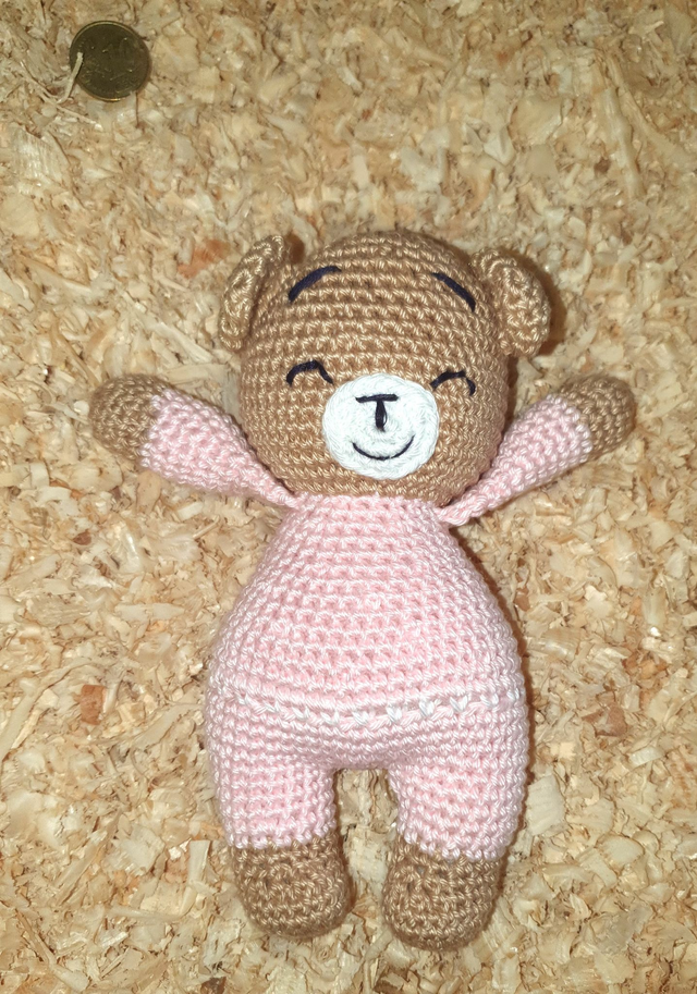 Eden en pyjama rose pâle et ceinture blanche