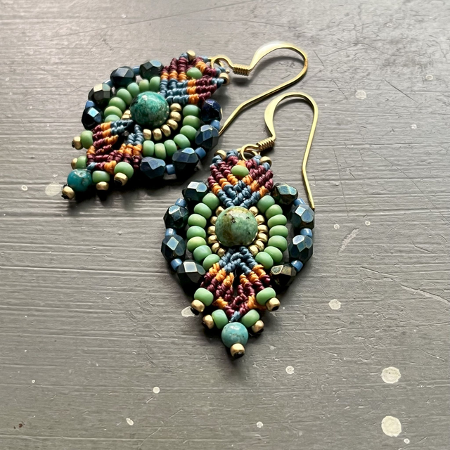 Boucles d&#039;oreille en macramé et perles bleues vertes et bordeaux