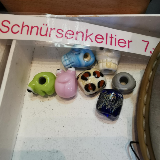 Schn�rsenkeltier Glas