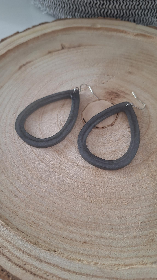 Boucles d&#039;oreilles gouttes grises