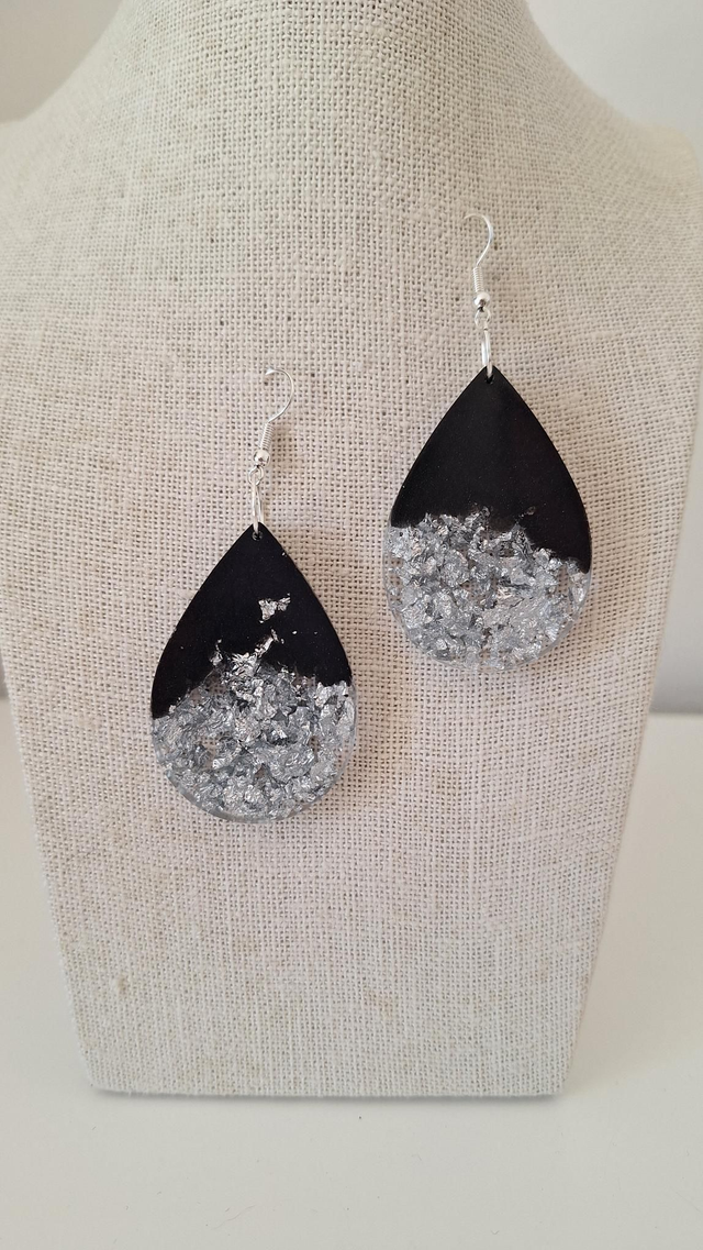 Boucles oreilles gouttes noir et feuille d&#039;argent 