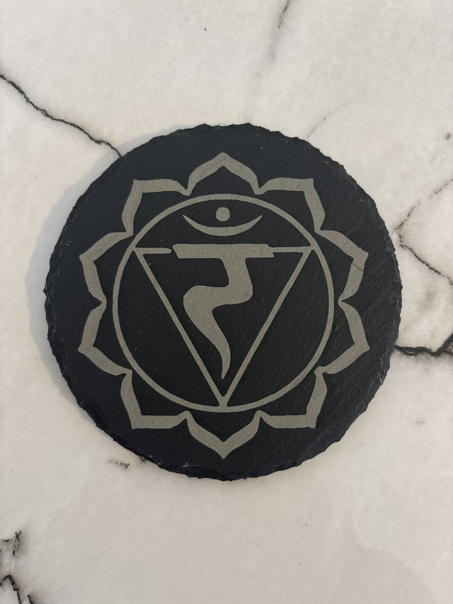 Chakra du Plexus Solaire – Manipura gravé sur un dessous de verre en ardoise de 10 cm de diamètre