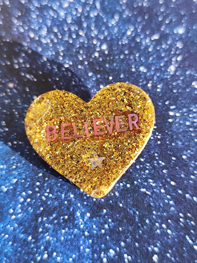 Broche cœur à paillettes - message : BELIEVER