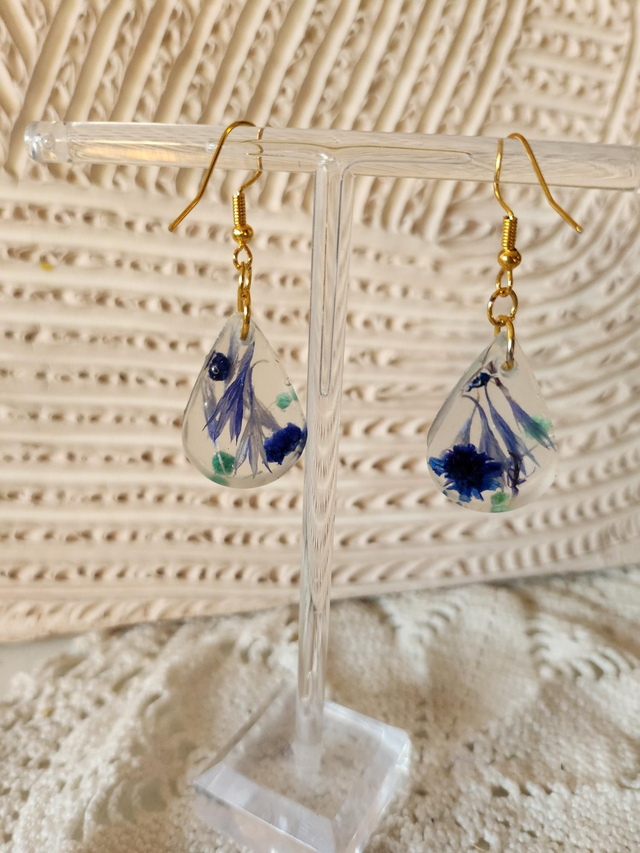 Boucles d'oreilles fleurs bleues résine 