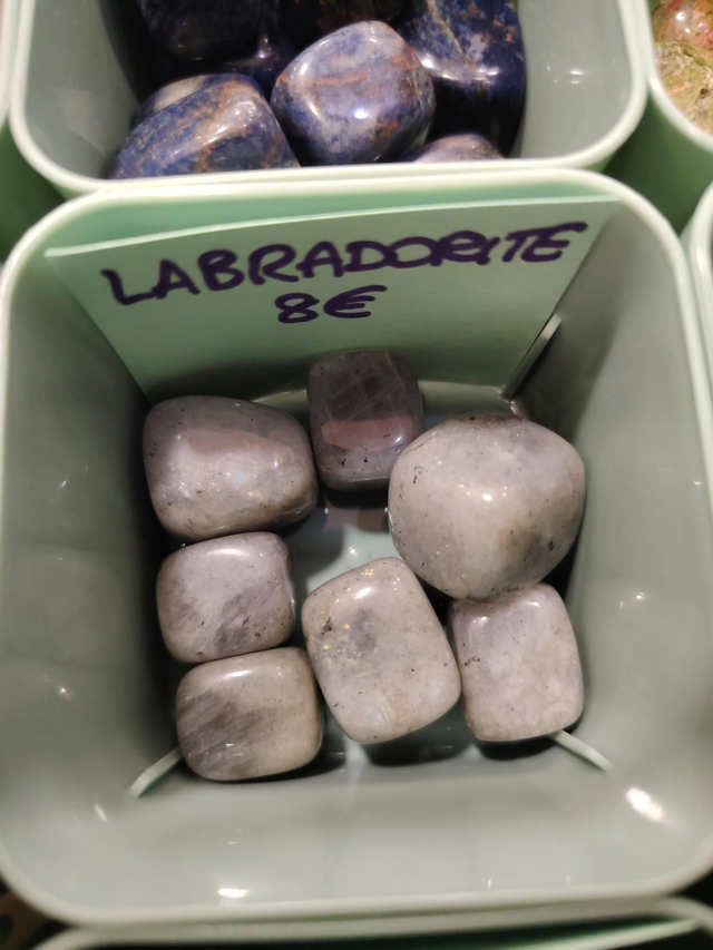 Labradorite pierre roulee