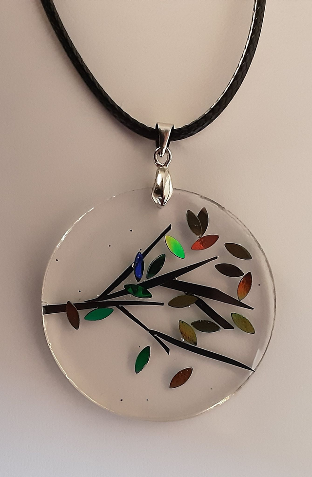 Pendentif rond collection Floral translucide rameau et feuilles vertes scintillantes