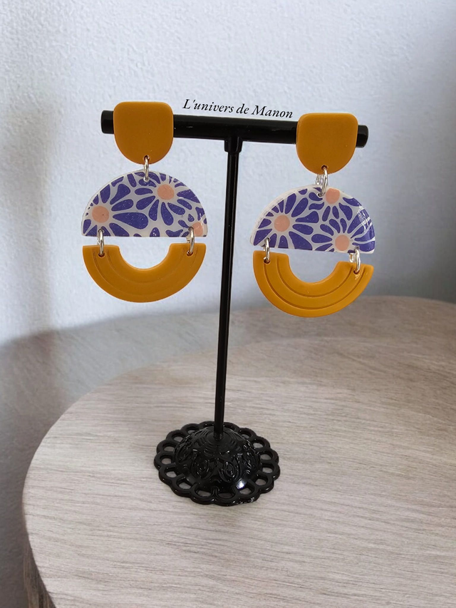 Boucle d&#039;oreille fleurie 