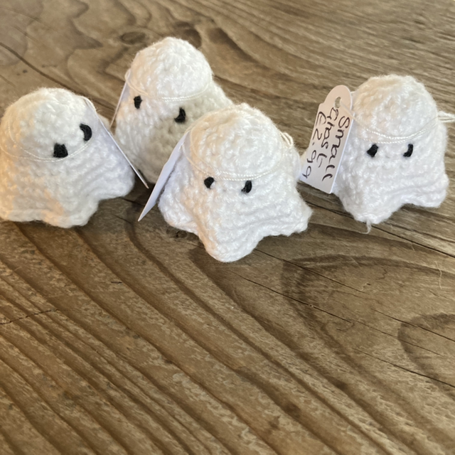 Small knitted ghost (LLJ)
