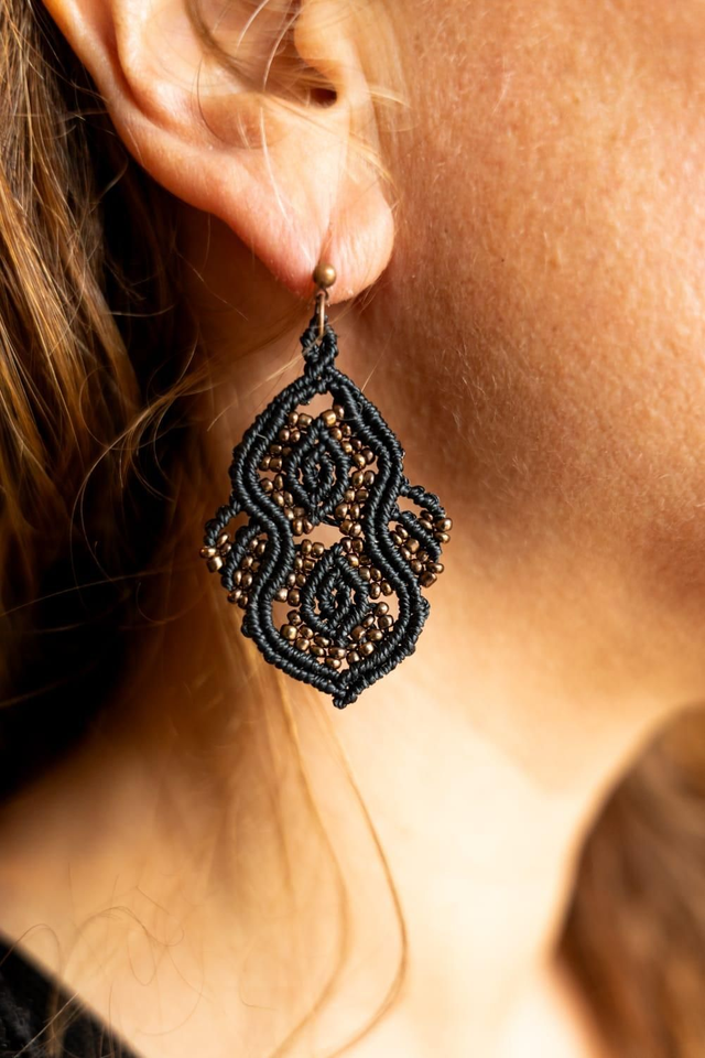 Parure de bijoux en micro-macramé noir et perles bronze