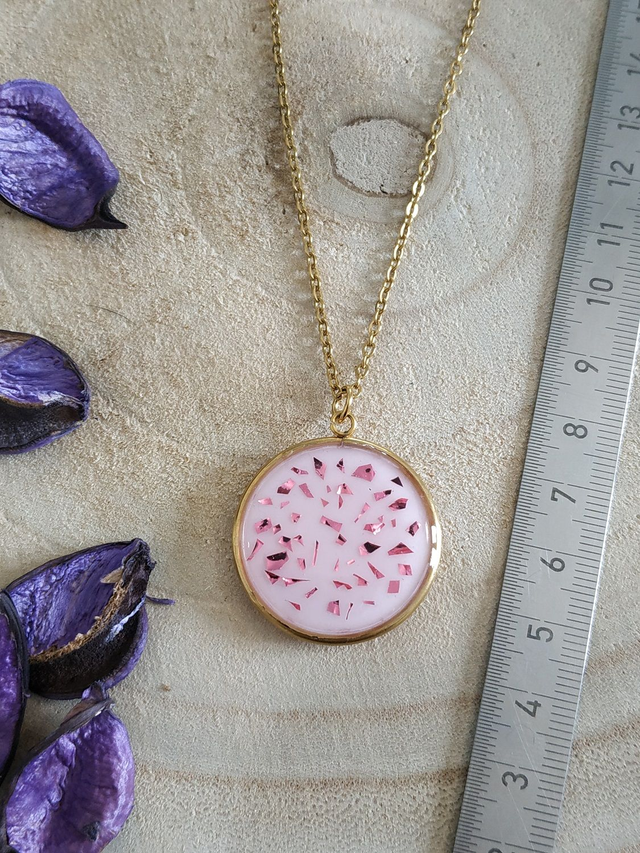 Collier dorée aux paillettes multi-effets rose