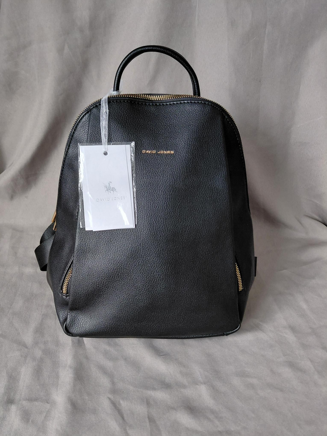 Sac a dos ( simili cuir ) couleur noir 