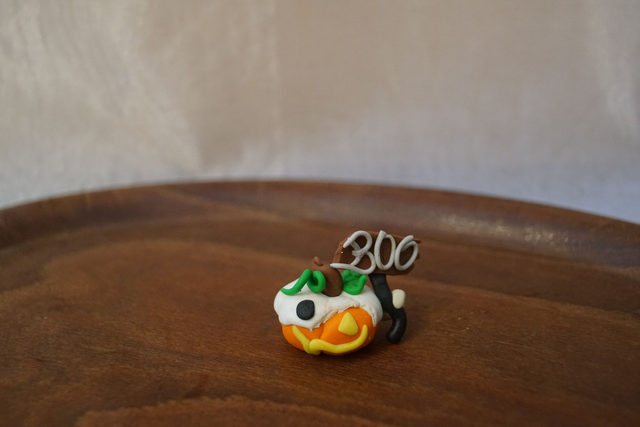 Fimo Figur Mini Kürbis-Geist mit Schild 