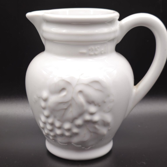 Petit pichet blanc décor grappes