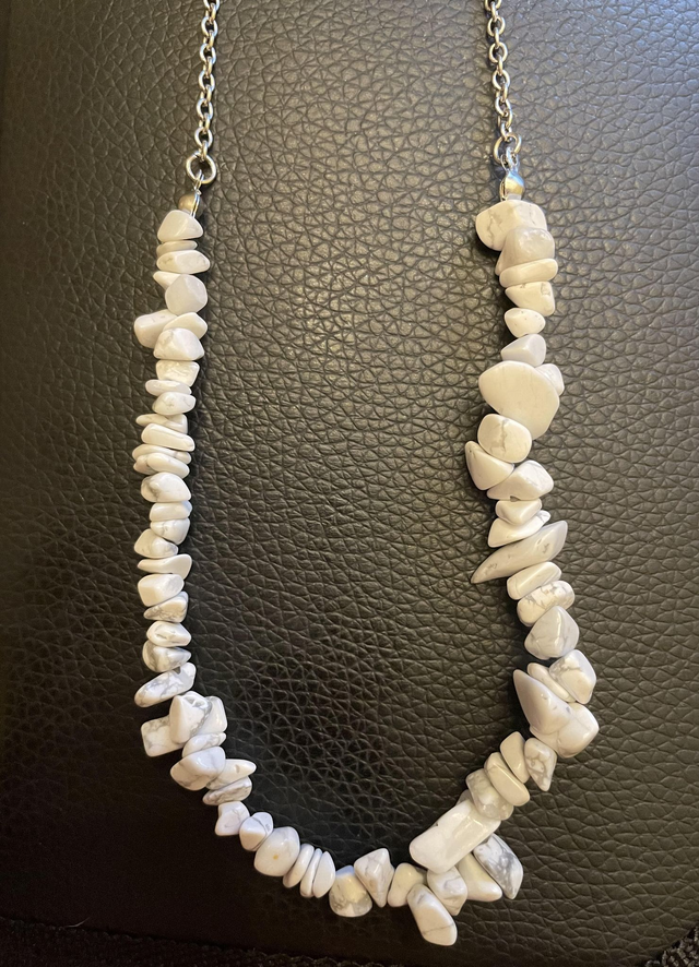 Collier Howlite chips