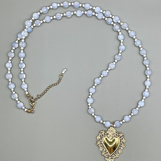 C43 - Collier perle verre opale et cœur ex-voto doré