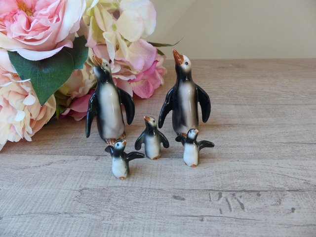 Figurines Couple Miniatures Pingouins et bébés céramique vintage R0.C Taïwan, Cadeau Fête Anniversaire, Family Pengouin Mom Dad Childrens