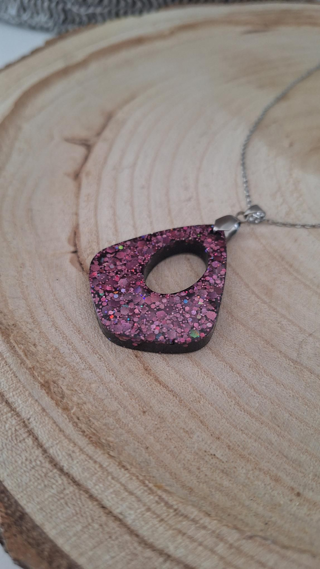 Collier grand modèle noir et paillettes roses