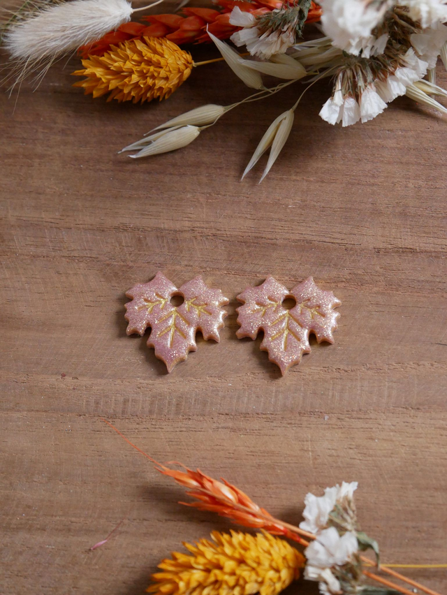 Feuilles d'érable rose irisé petites