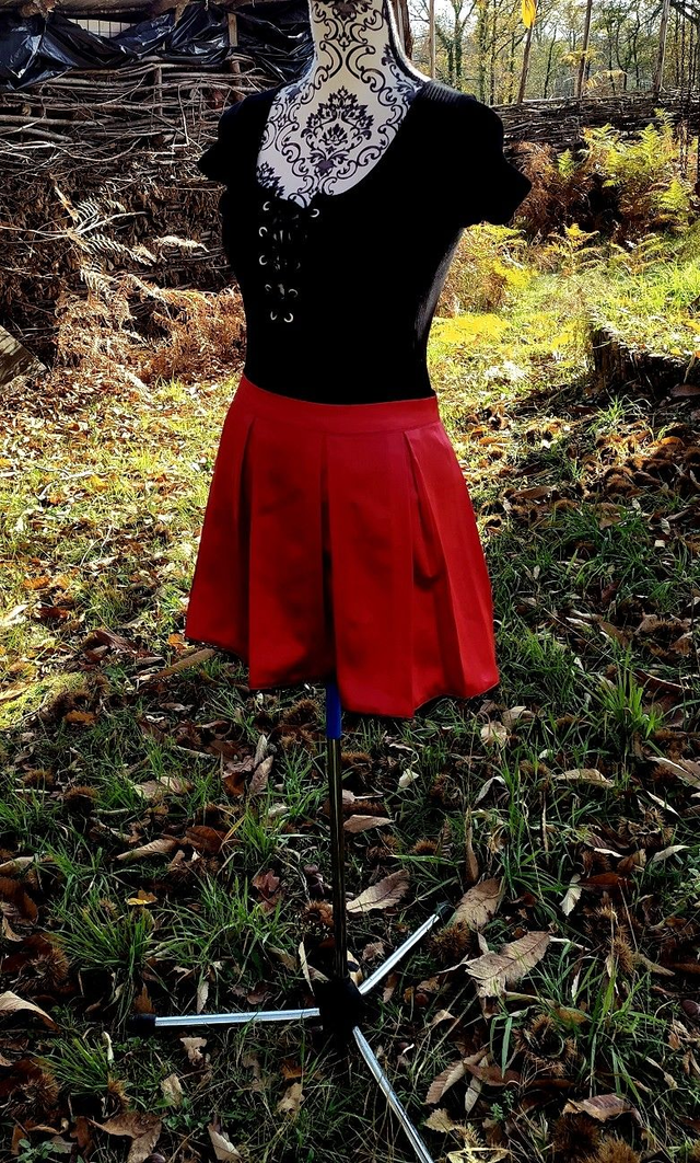 Jupe courte satin et dentelle fine noire