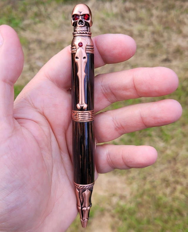 Stylo Skull cuivre en palmier noir