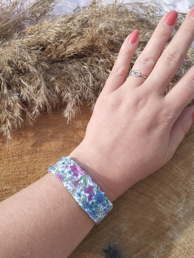 Bracelet large en tissus - motif Liberty bleu