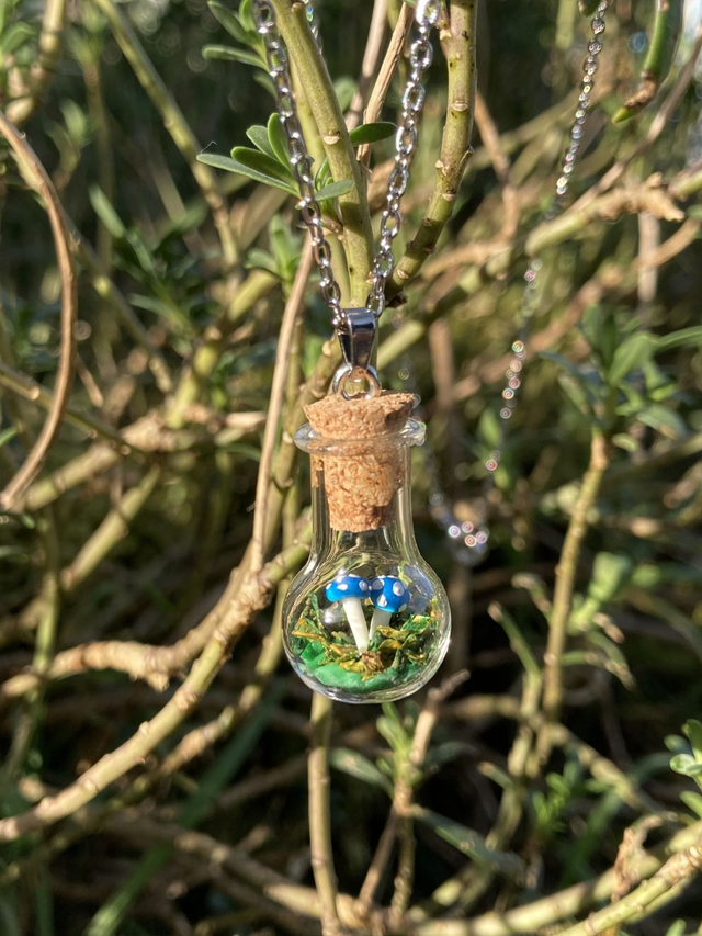 Pendentif amanite bleu