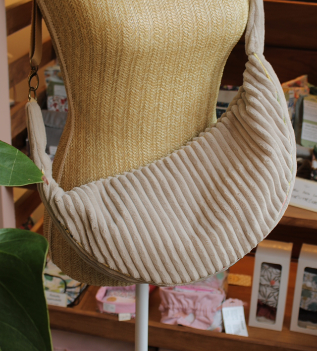 Grand sac demi lune velours côtelé beige / Le petit atelier de Maya 
