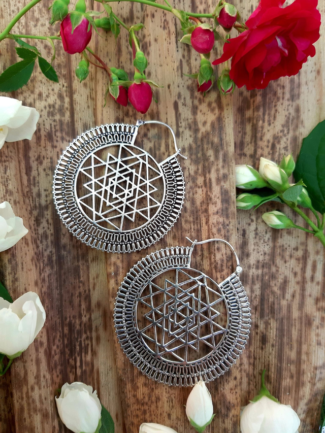 Sri yantra - Grande paire de boucles d&#039;oreilles ethniques argentées - Bijou indien raffiné et original