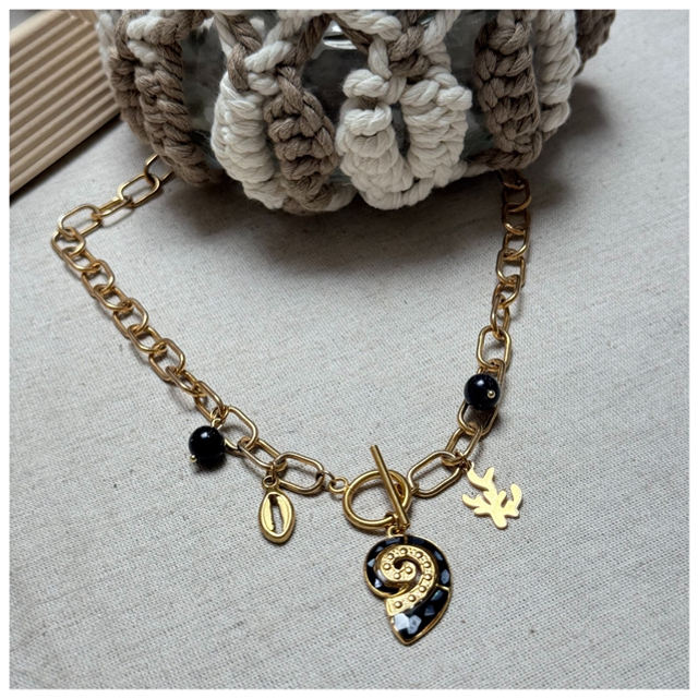 Collier ammonite , fermoir à bascule 