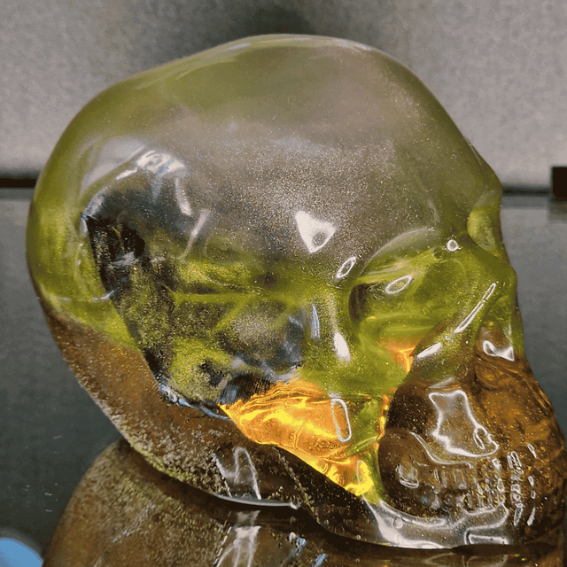 TETE DE MORT ROSE ENGLOUTIE