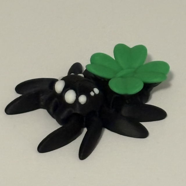 3D Printed Spider With Four Leaf Clover