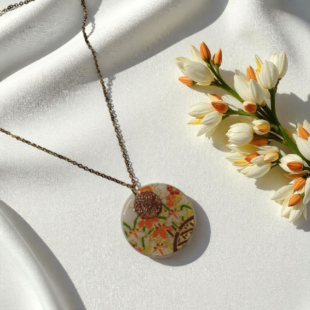 Collier acier inoxydable motifs japonais orange blanc vert