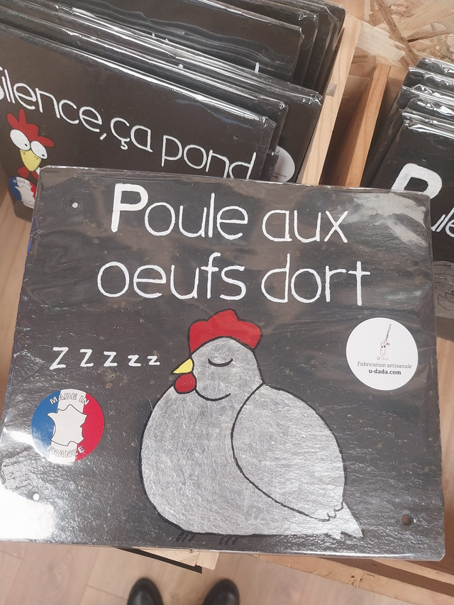 UDADA_009 ardoise poule aux oeufs dort