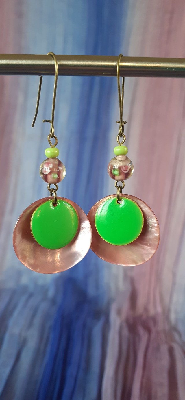 Nakar Boucles d'oreilles pendantes, bronze, nacre rose &amp; émail vert perroquet