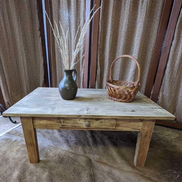 Table basse pieds droits