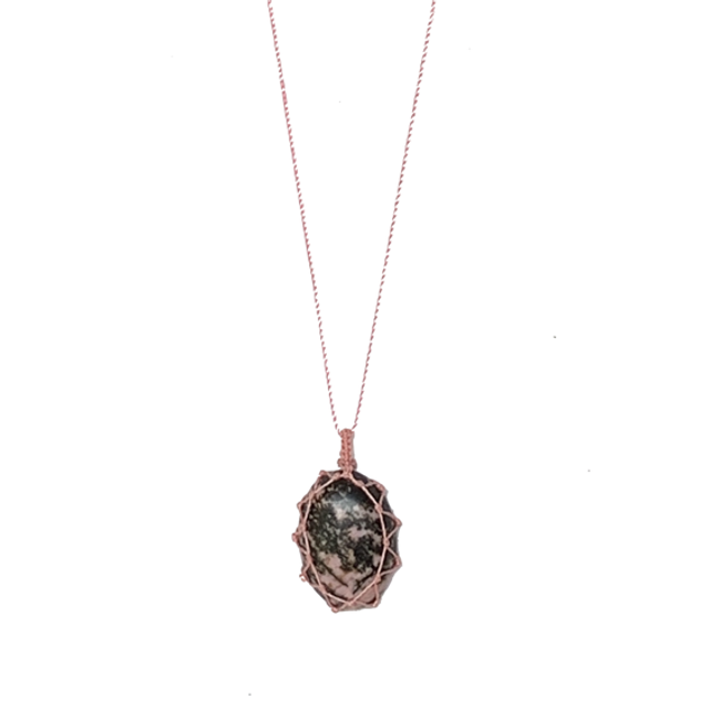 Collier macramé habillé d’une Rhodonite naturelle (25x18mm) (longueur réglable à plat jusqu’à 49cm)