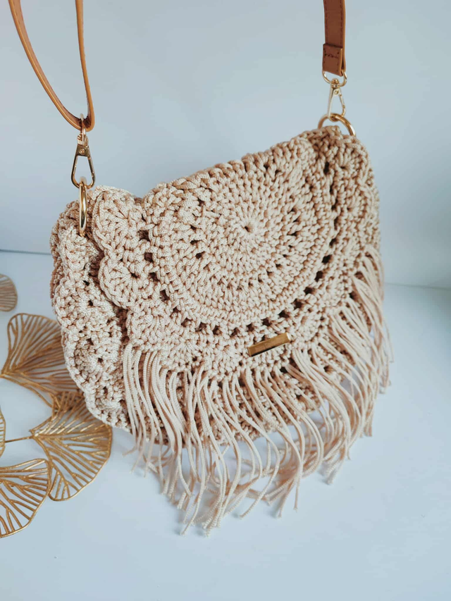 Sac Luma en crochet fait main – style bohème avec franges, anse en cuir et fermeture magnétique 
