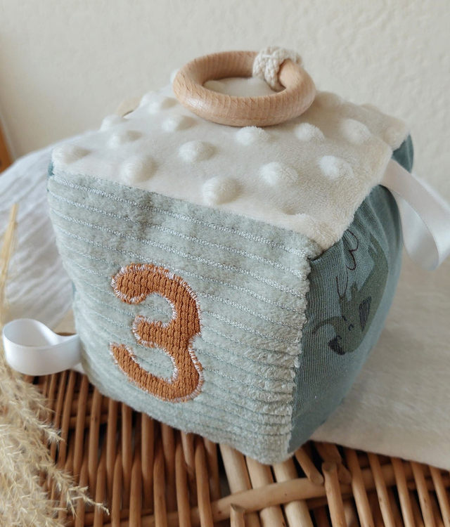 Cube d'éveil sensoriel 