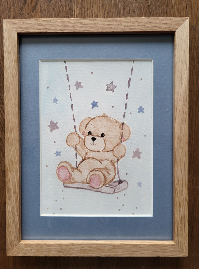 Petit ours sur sa balançoire 